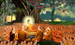 Người phụ nữ mặc pháp phục Nguyên Dung với vẻ mặt an lạc, chắp tay niệm Phật