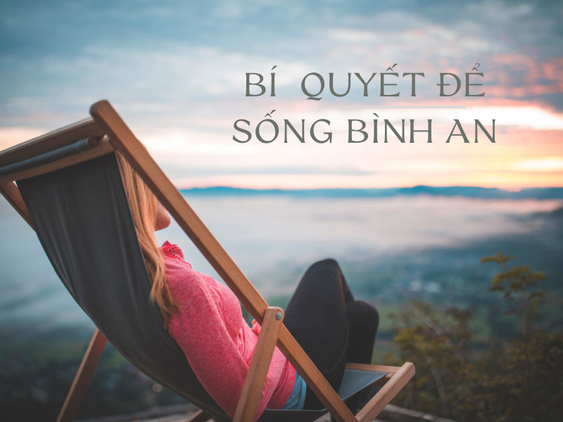 Người phụ nữ mỉm cười, tận hưởng khoảnh khắc thanh thản trong khu vườn xanh mát