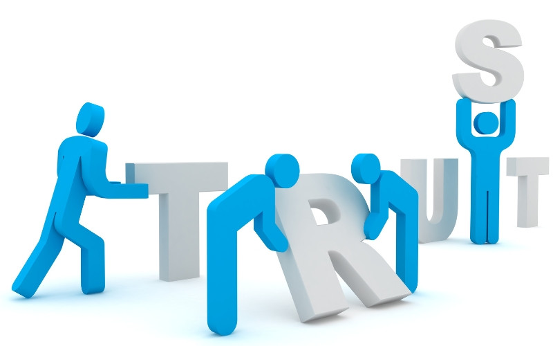 Người phụ nữ mỉm cười tự tin, biểu trưng cho sự phát triển lòng tự tin và khả năng làm chủ bản thân