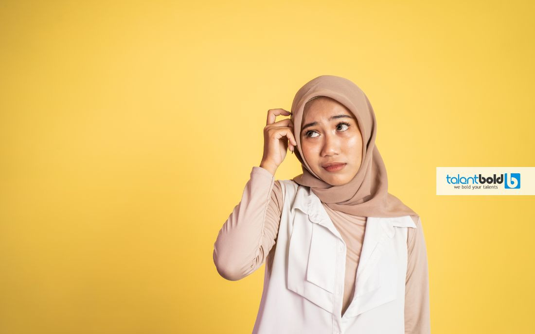 Người phụ nữ trẻ đang ngồi suy tư trên chiếc ghế bên cửa sổ, thể hiện sự chênh vênh và lo âu