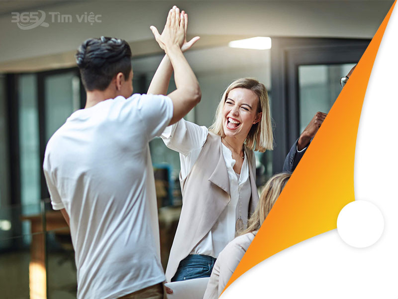 Người phụ nữ với mái tóc dài và chiếc áo sơ mi trắng, thể hiện phong cách sống giản dị và tự tại.