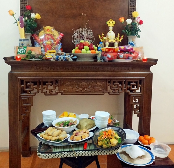 Người thân thành tâm khấn vái trước bàn thờ cúng tuần