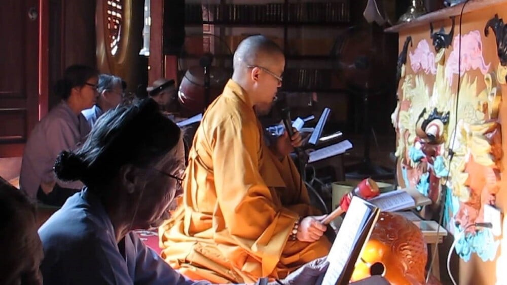 Người tu học đang trì tụng kinh điển, thể hiện sự tinh tấn trong việc hàng ngày nên tụng kinh gì để tu tập.