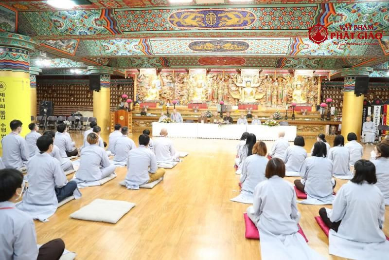 Người tu tại gia chuẩn bị bữa ăn chay tịnh, thể hiện sự cân bằng giữa đời sống thường nhật và việc hạn chế các loại ngũ vị tân