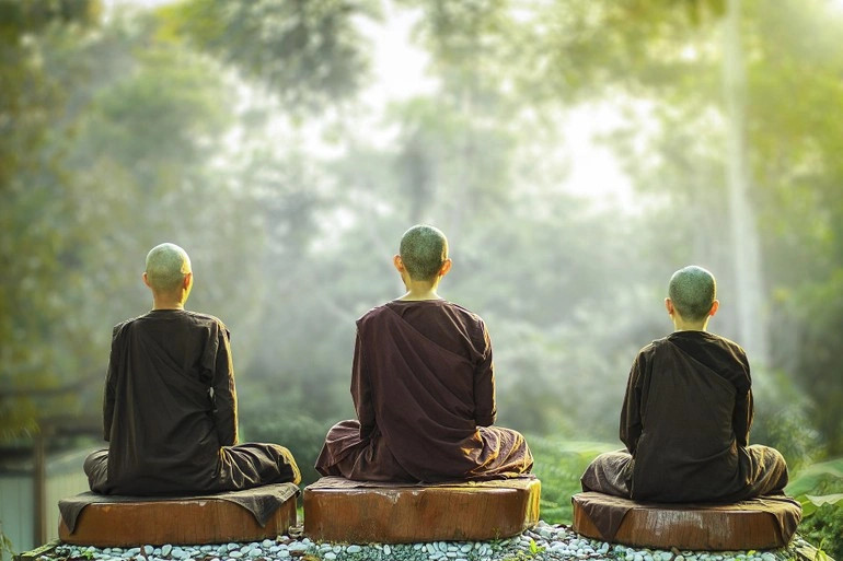 Người tu tại gia hành thiền trong không gian thanh tịnh