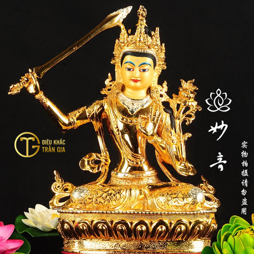 Người tuổi Sửu thành kính chiêm bái tượng Hư Không Tạng Bồ Tát