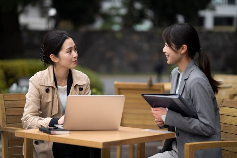 Nữ giới với mắt hạnh thể hiện sự tinh tế và nỗ lực trong công việc