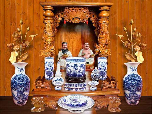 Ông Địa và Thần Tài được sắp xếp đúng vị trí trên bàn thờ, Thần Tài bên phải và Ông Địa bên trái từ trong nhìn ra