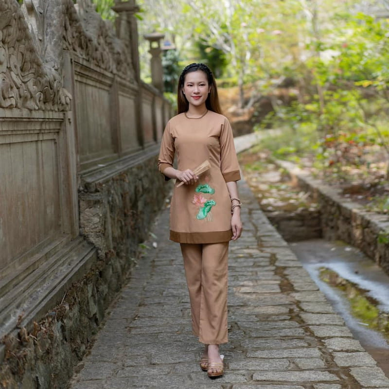 Pháp phục nữ làm từ chất liệu vải Kate Silk mềm mại, thoải mái và dễ bảo quản