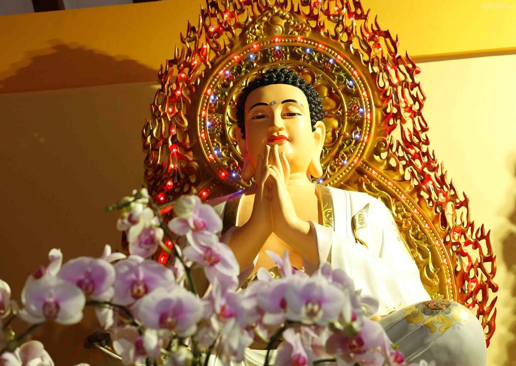 Pháp tòa thờ Dược Sư Lưu Ly Quang Vương Phật và hai vị Bồ Tát Nhật Quang Biến Chiếu, Nguyệt Quang Biến Chiếu.