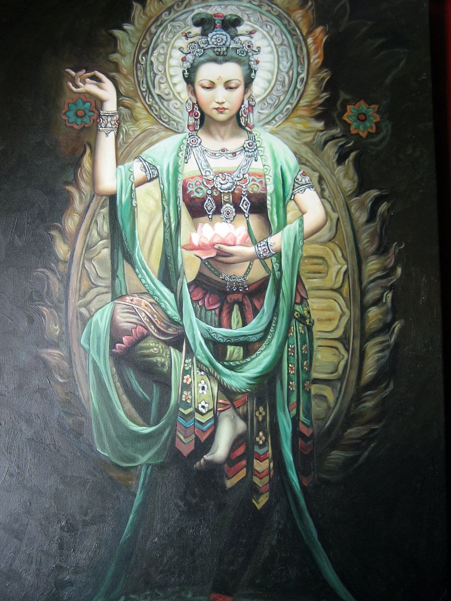 Phật Quan Âm với bình cam lồ và cành dương liễu, toát lên vẻ an lành.