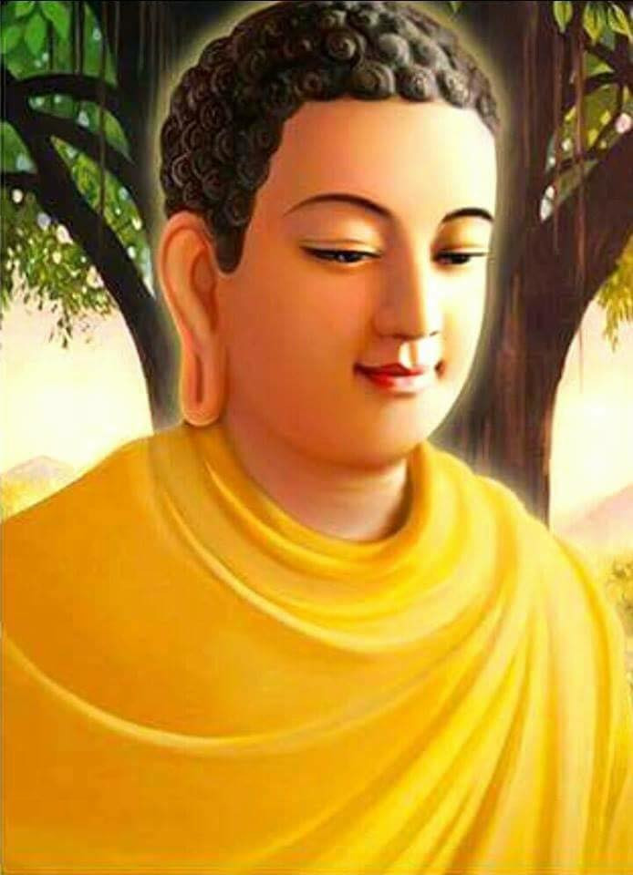 Phật Thích Ca Mâu Ni với áo vàng sáng, biểu trưng cho sự cao quý và tôn nghiêm.