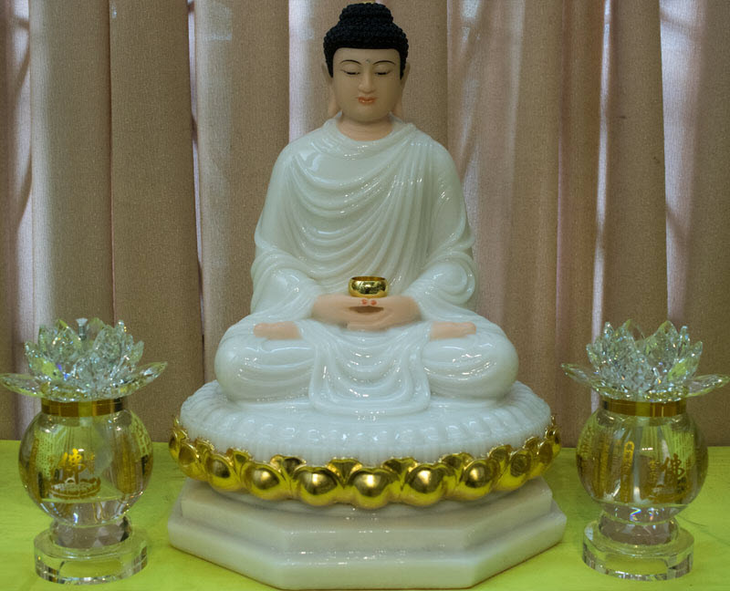 Phật Thích Ca Mâu Ni với nụ cười dịu dàng, biểu lộ tình thương và cảm thông.