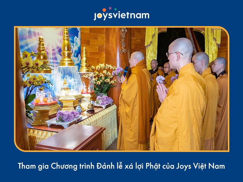 Phật tử đang đảnh lễ với lòng thành kính