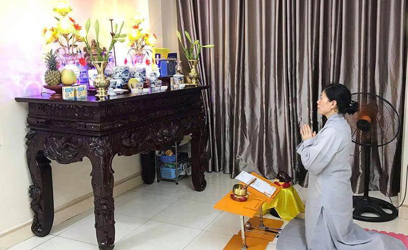Phật tử đọc kinh sám hối trong không gian yên tĩnh