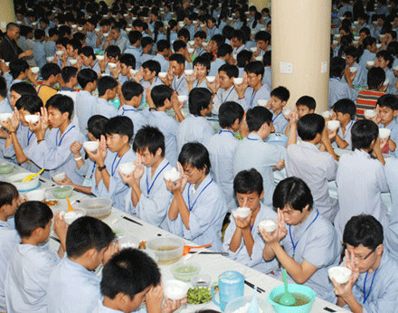 Phật tử giữ chánh niệm trong ngày thọ Bát quan trai giới