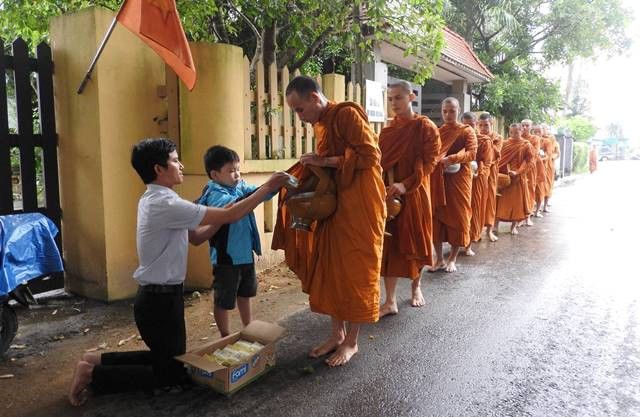 Phật tử nên cúng dường Tam Bảo như thế nào? 3
