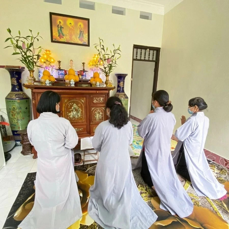 Phật tử tham gia các buổi giảng kinh trực tuyến để tu tại gia là gì