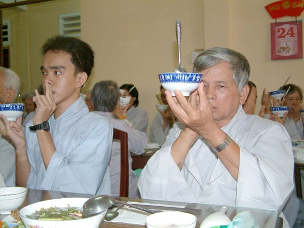 Phật tử thành tâm cúng dường trong ngày Bát quan trai