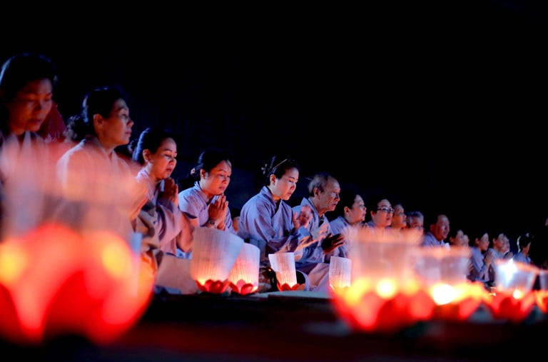 Phật tử thành tâm tụng kinh cầu nguyện cho vong linh