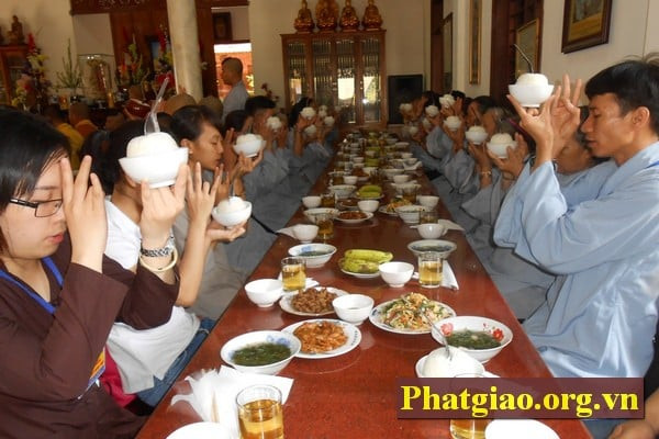 Phật tử thực hành thiền định trong khóa tu Bát Quan Trai một ngày
