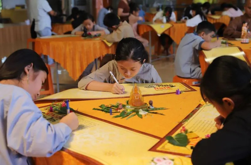 Phật tử trang nghiêm chắp tay niệm Phật, thể hiện sự hồi hướng công đức sau khi hoàn thành việc chép kinh.