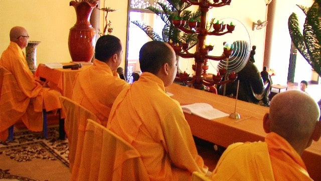 Phật tử trang nghiêm thọ giới Bát quan trai