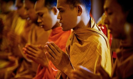 Phật tử trang nghiêm tu tập Bát Quan Trai giới tại chánh điện