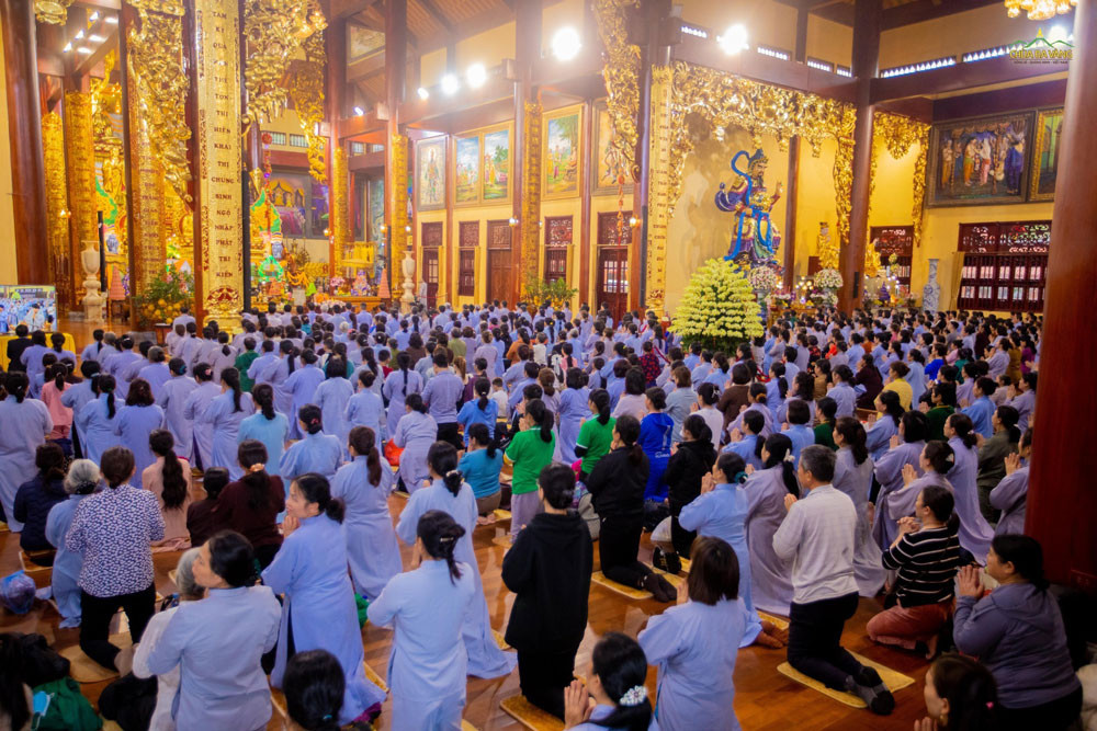 Phật tử tu tập Bát quan trai giới thanh tịnh tại chùa
