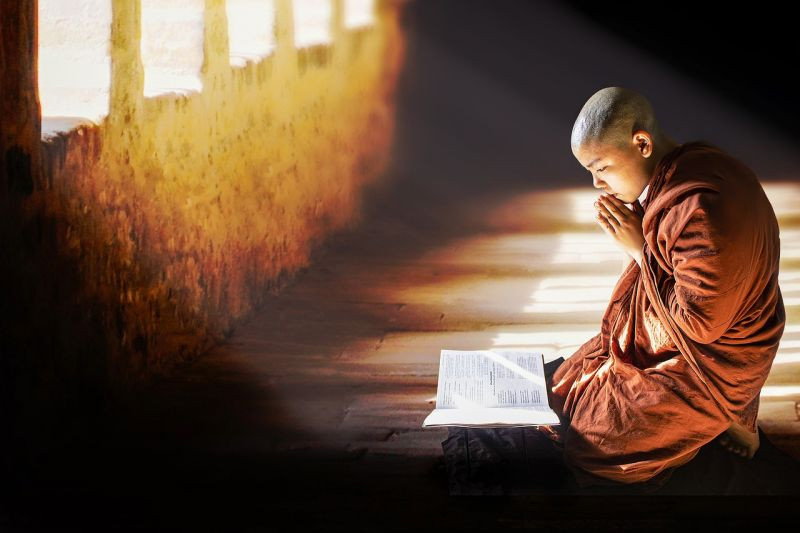 Phật tử tụng kinh sám hối hàng ngày