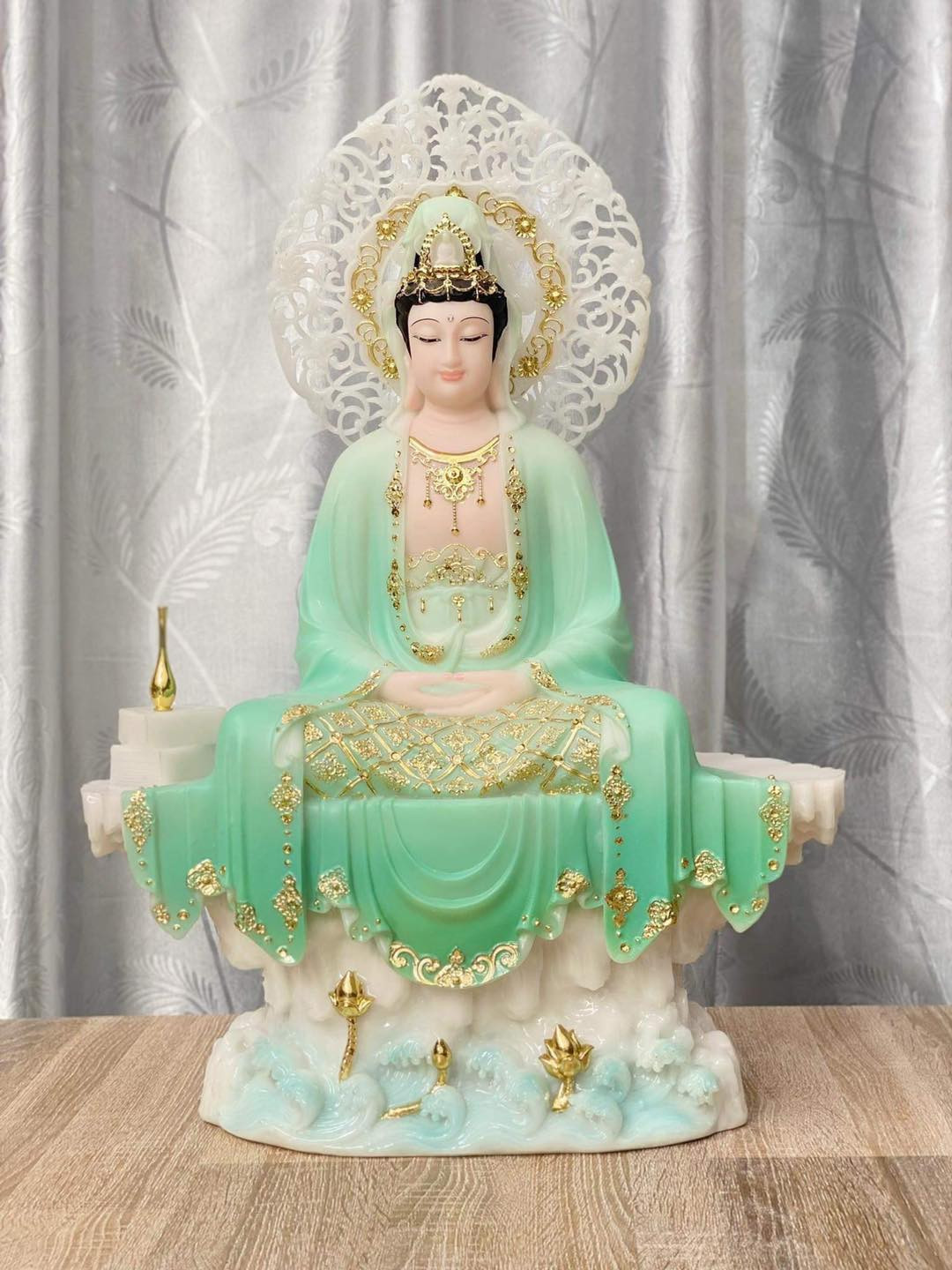 Pho tượng Quan Âm Tự Tại thể hiện sự từ bi và tình mẫu tử