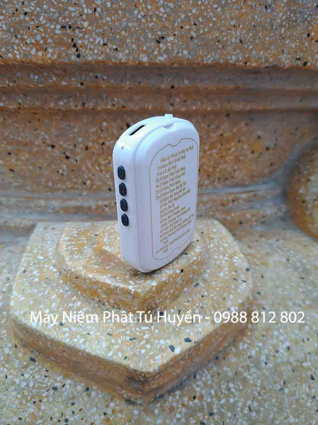 Phụ kiện đi kèm máy niệm Phật mini YN-002 bao gồm dây đeo và cáp sạc