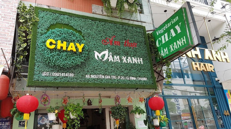 Quán chay Mầm Xanh tọa lạc trên con đường Nguyễn Gia Trí sầm uất, thực đơn tại đây rất phong phú.