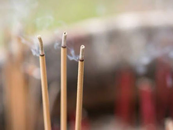 Tàn hương đứng thẳng tượng trưng cho sự may mắn