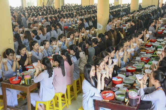Tăng Ni truyền thọ giới Bát Quan Trai cho cư sĩ tại chùa