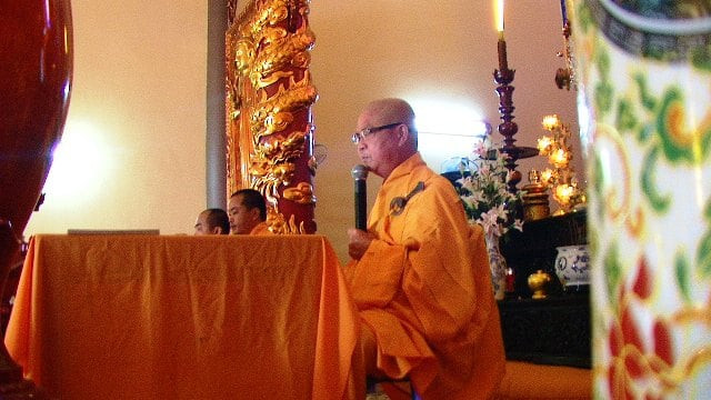 Tăng Ni và Phật tử tham gia lễ truyền Bát quan trai giới