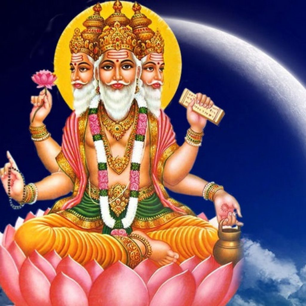 Thần Brahma với bốn đầu, bốn tay cầm các vật phẩm thiêng liêng, ngồi trên tòa sen