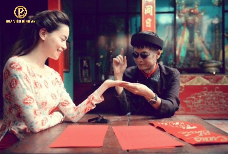 Thầy bói hoặc người hướng dẫn tâm linh đang xem bói bài Tarot
