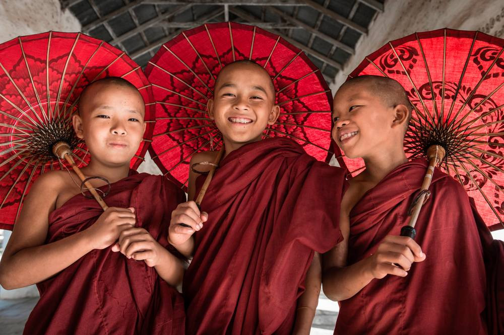 Thầy tu Phật giáo Nguyên Thủy đang hành thiền, biểu tượng của sự thanh tịnh và tùy hỷ qua lời Sadhu