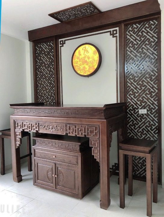 Thiết kế bàn thờ thần linh dạng đứng bằng gỗ tự nhiên, mang vẻ đẹp truyền thống.