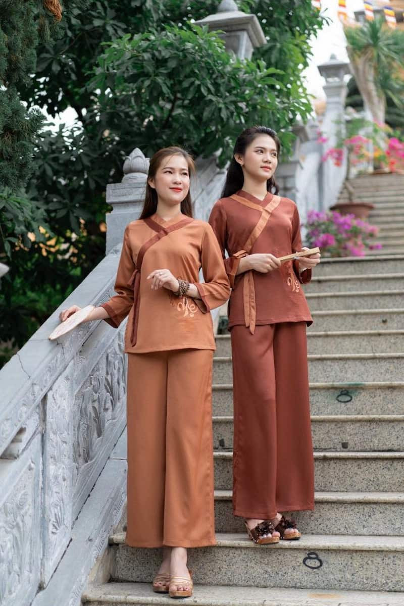 Thiết kế pháp phục nữ với tông màu trang nhã, thể hiện vẻ đẹp giản dị và thanh lịch