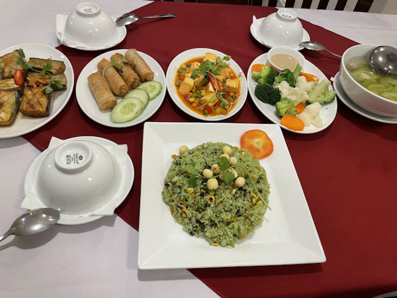 Thực đơn quán chay Pháp Uyển phong phú với các món đặc sắc, được chế biến thanh đạm, vị vừa miệng và phù hợp với nhiều sở thích.