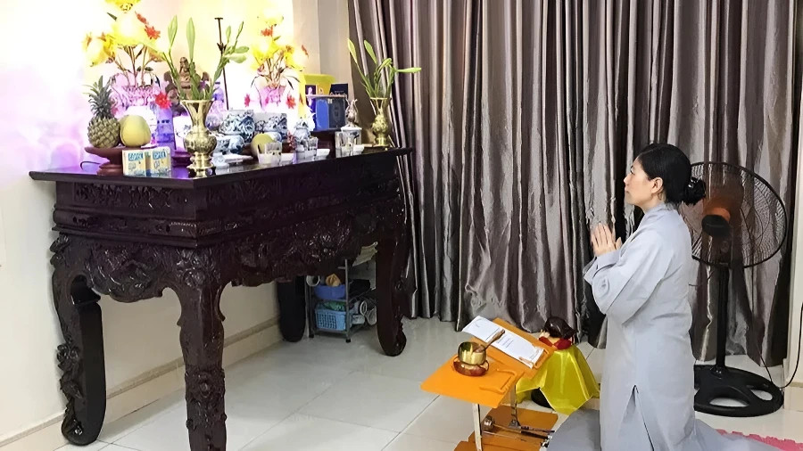 Thực hành tụng kinh tại nhà để hiểu tu tại gia là gì
