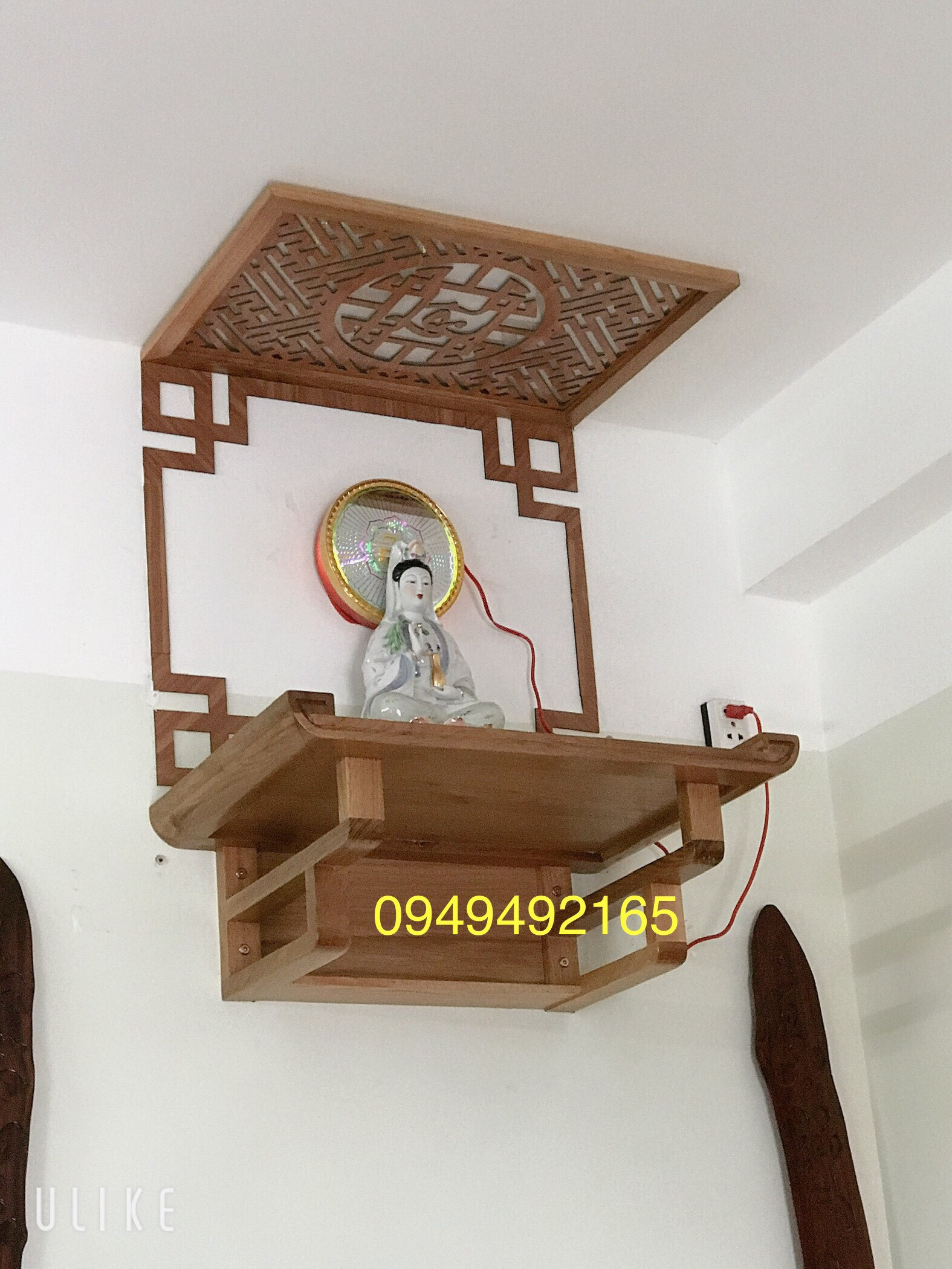 Tôn tượng Quan Âm trên bàn thờ treo tường