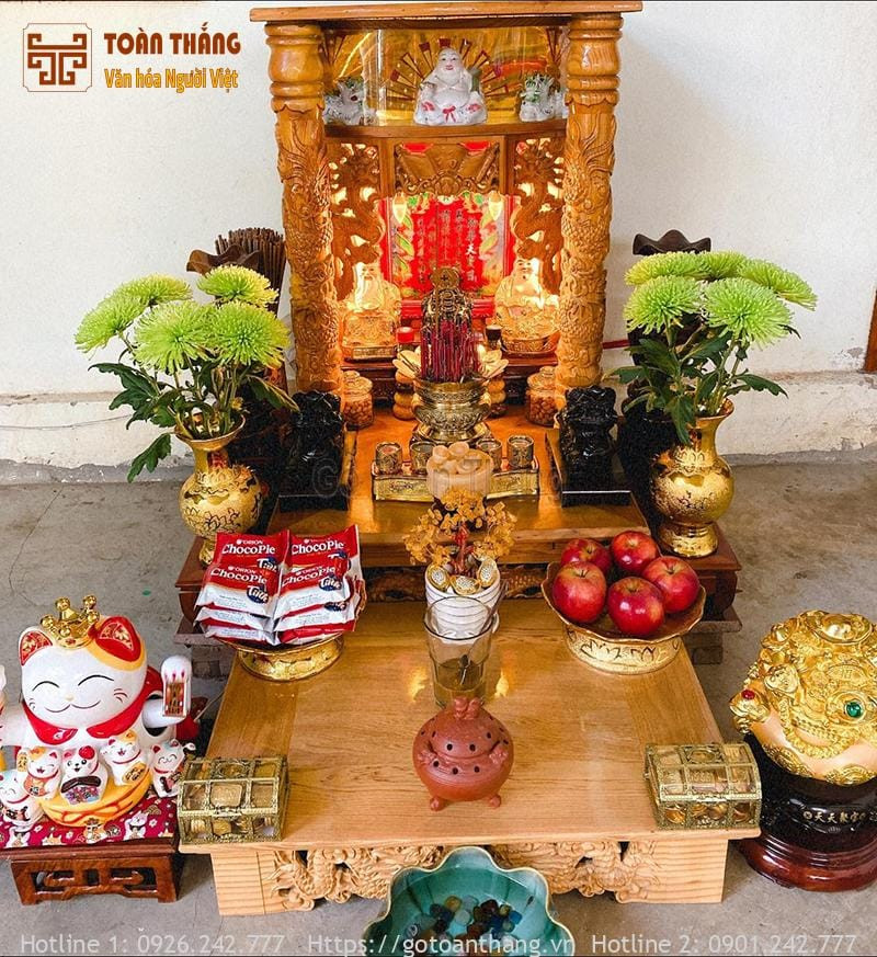 Tổng thể bàn thờ Thổ Công Thổ Địa với các lễ vật được sắp đặt trang nghiêm