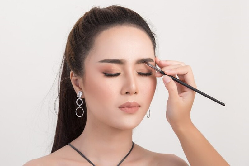 Trang điểm đúng cách tôn lên vẻ đẹp tự nhiên của mắt hạnh