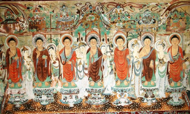 Tranh vẽ Thất Phật Dược Sư tại Động Đôn Hoàng, Trung Quốc, biểu tượng cho quyền năng chữa lành và các tác dụng của niệm Nam Mô Dược Sư Phật.