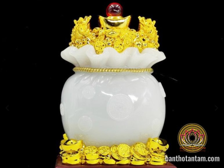 Túi vàng chiêu tài lộc, vật phẩm phong thủy thường được dùng làm phụ kiện trang trí bàn thờ Thần Tài