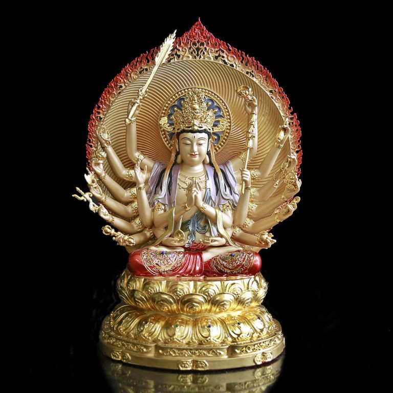 Tượng Bồ Tát Chuẩn Đề đẹp, trang nghiêm, với nhiều tay cầm pháp khí