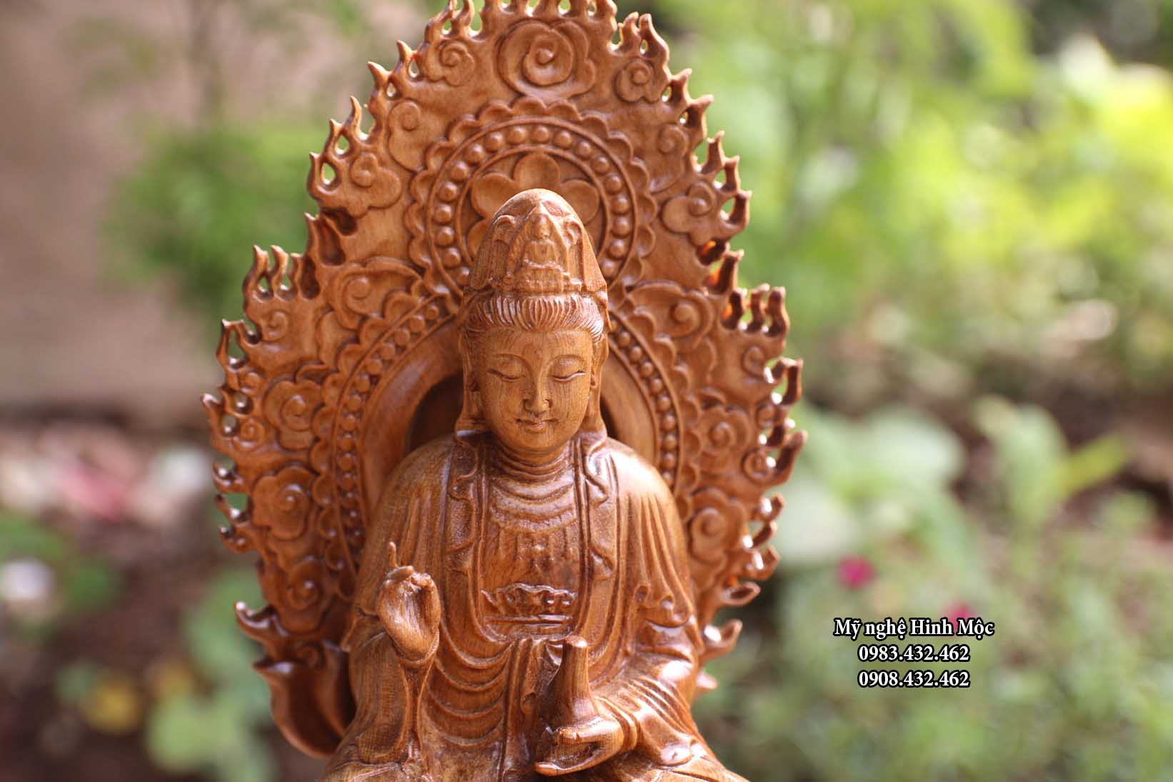 Tượng Bồ Tát Quán Thế Âm ngồi trên đài sen
